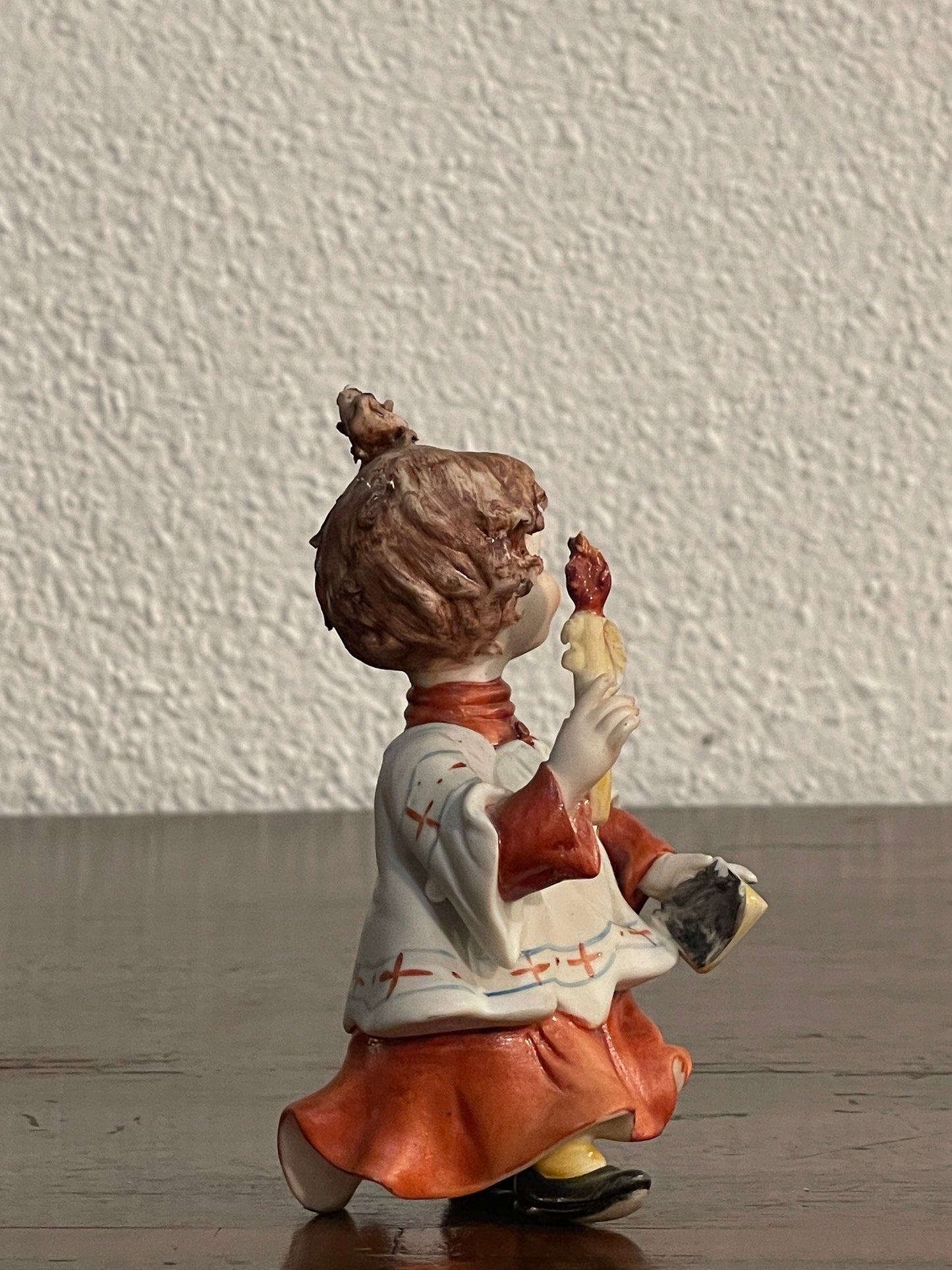 Ceramica Capodimonte raffigurante “Chierichetto”, altezza 13 cm, epoca vintage