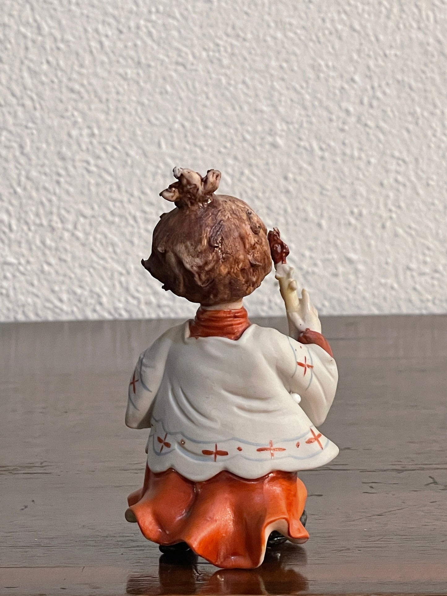 Ceramica Capodimonte raffigurante “Chierichetto”, altezza 13 cm, epoca vintage