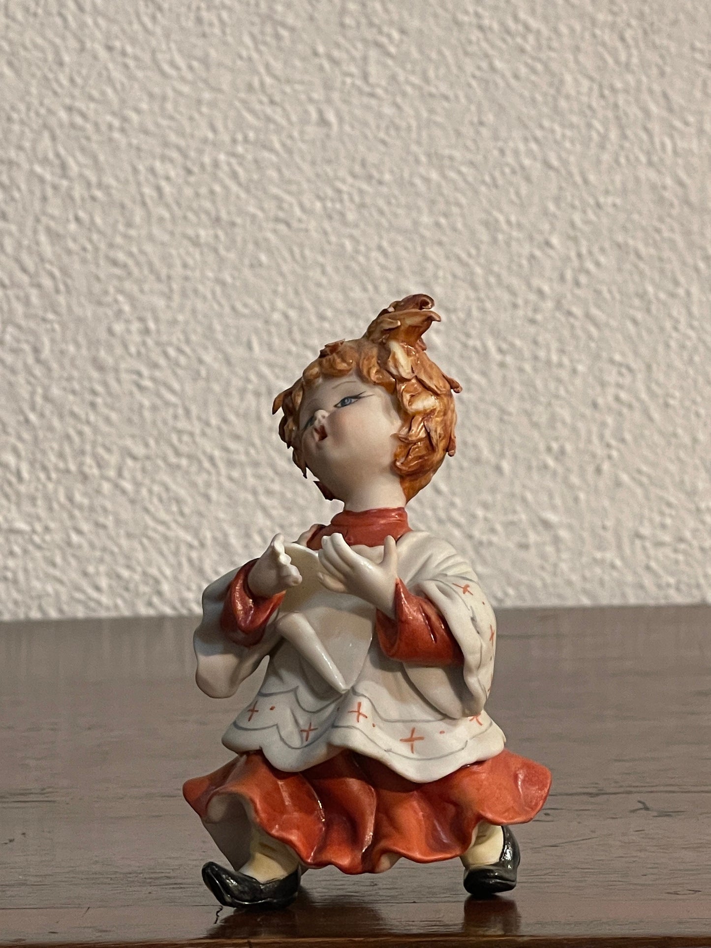 Ceramica Capodimonte raffigurante “Chierichetto”, altezza 13 cm, epoca vintage