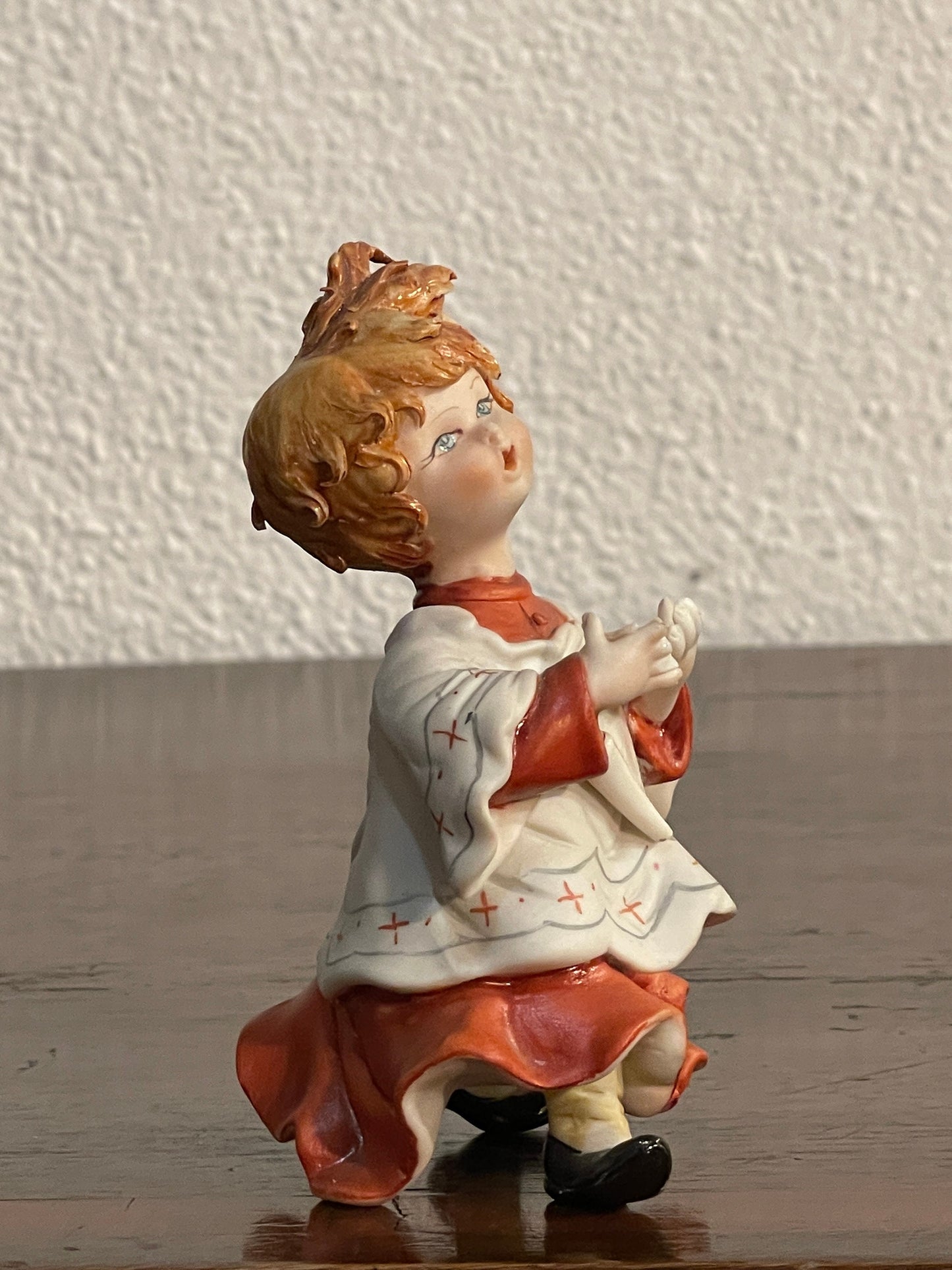 Ceramica Capodimonte raffigurante “Chierichetto”, altezza 13 cm, epoca vintage