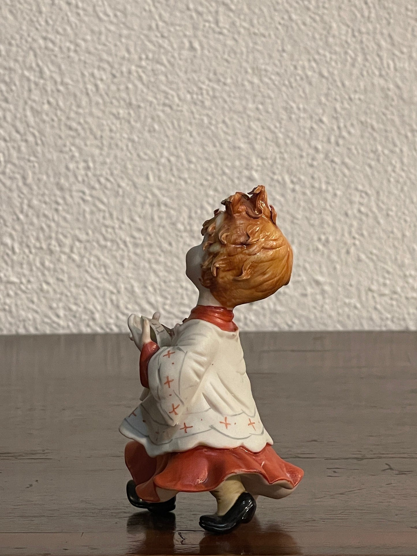 Ceramica Capodimonte raffigurante “Chierichetto”, altezza 13 cm, epoca vintage
