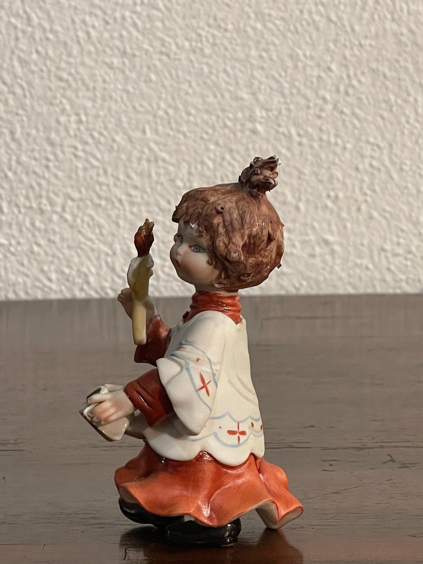 Ceramica Capodimonte raffigurante “Chierichetto”, altezza 13 cm, epoca vintage