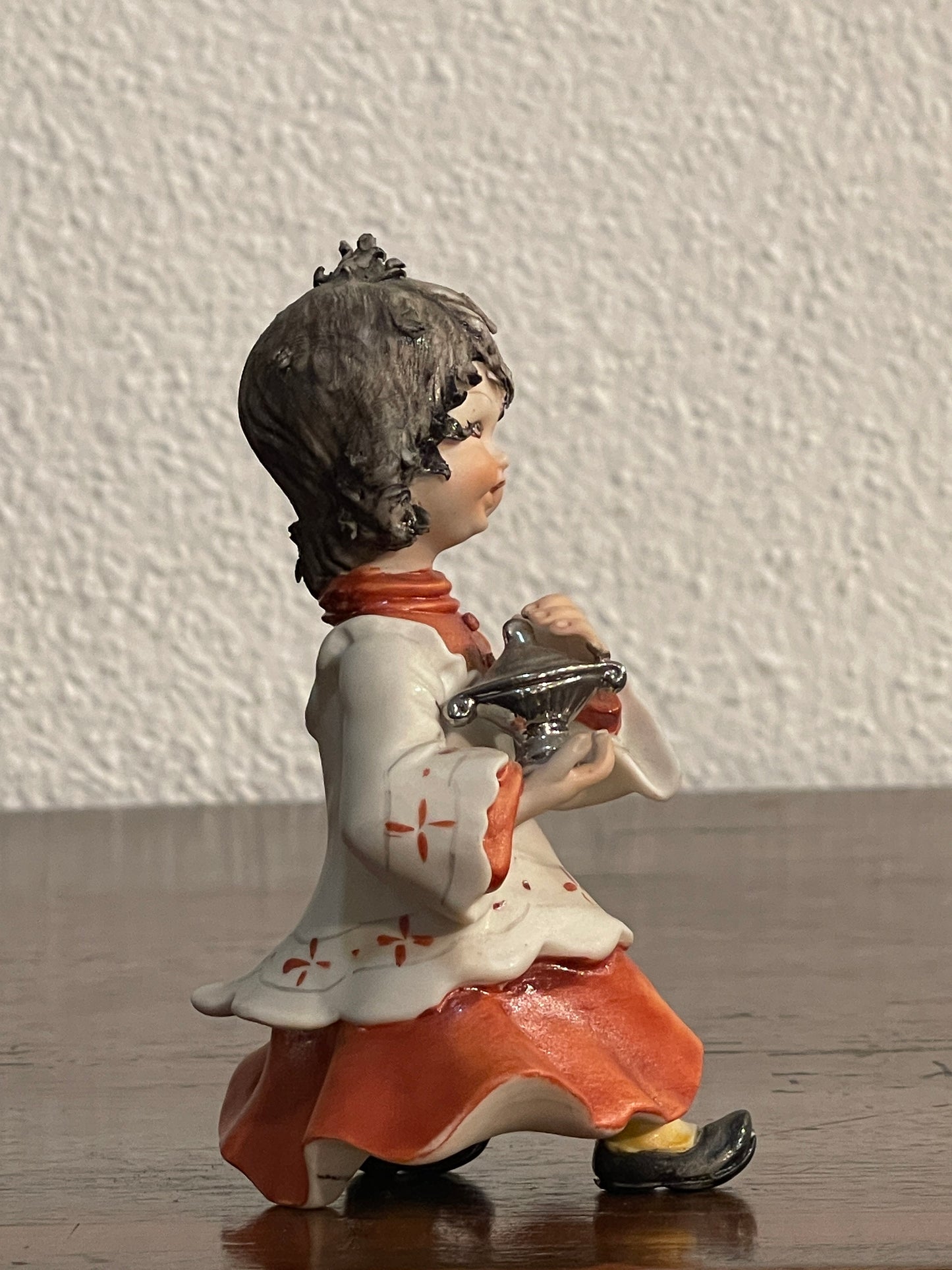 Ceramica Capodimonte raffigurante “Chierichetto”, altezza 13 cm, epoca vintage