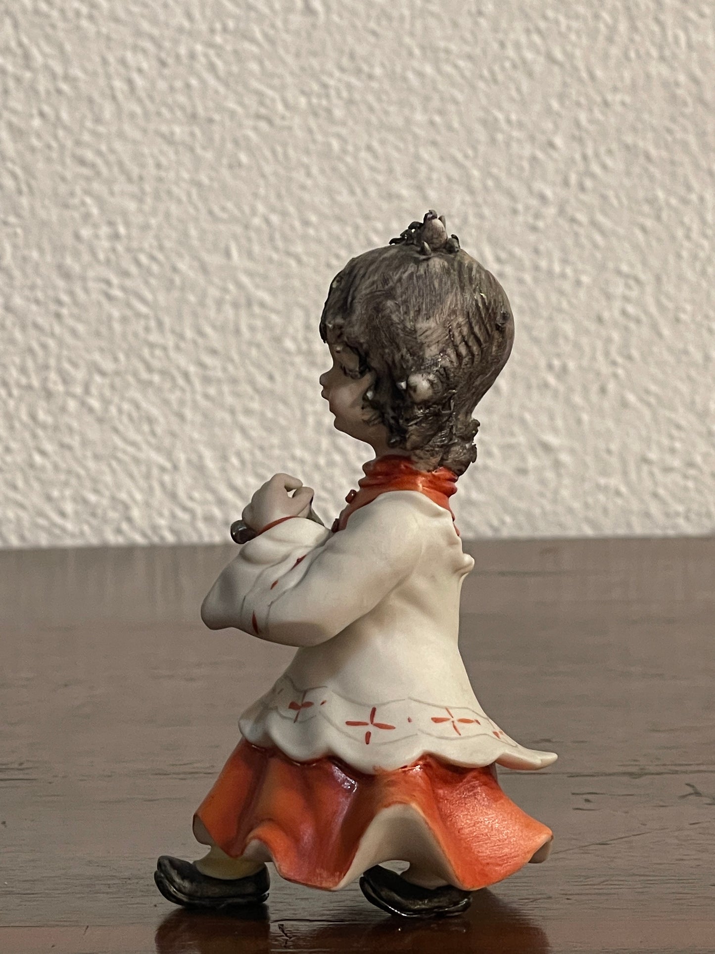Ceramica Capodimonte raffigurante “Chierichetto”, altezza 13 cm, epoca vintage