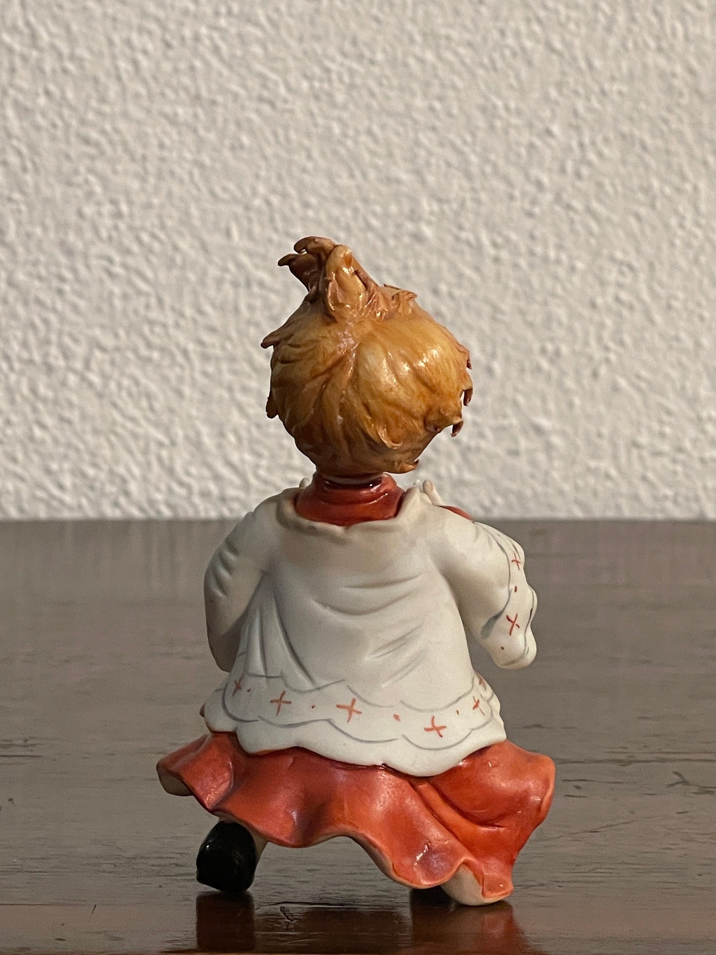 Ceramica Capodimonte raffigurante “Chierichetto”, altezza 13 cm, epoca vintage