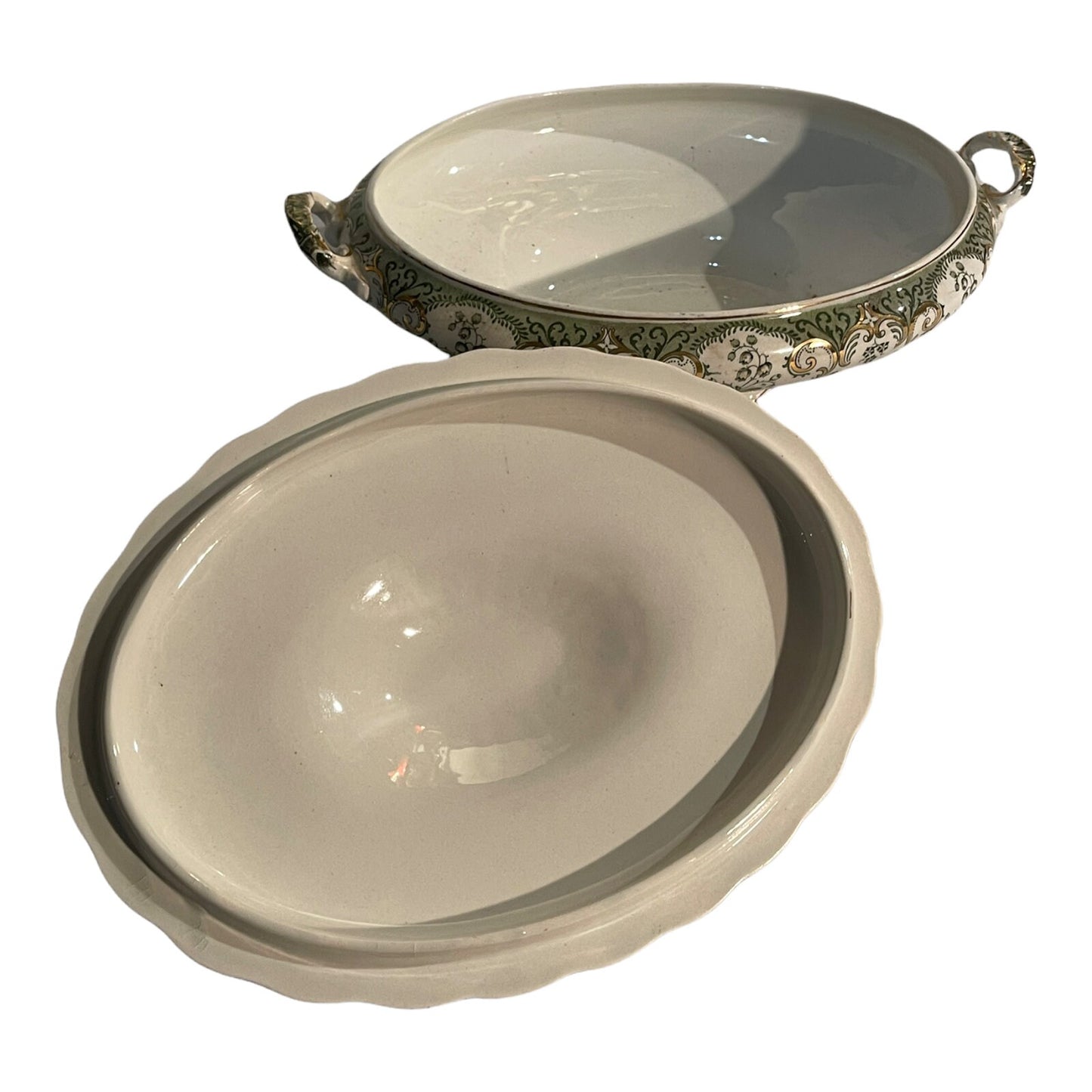 Zuppiera in ceramica, XX secolo, finemente decorata a mano