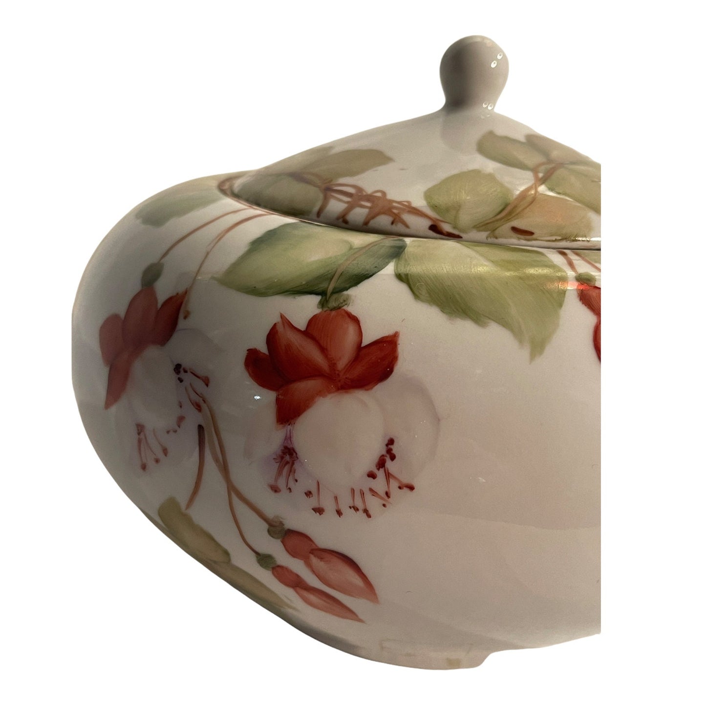 Zuppiera in ceramica, XX secolo, finemente decorata a mano, motivi floreali, firmata