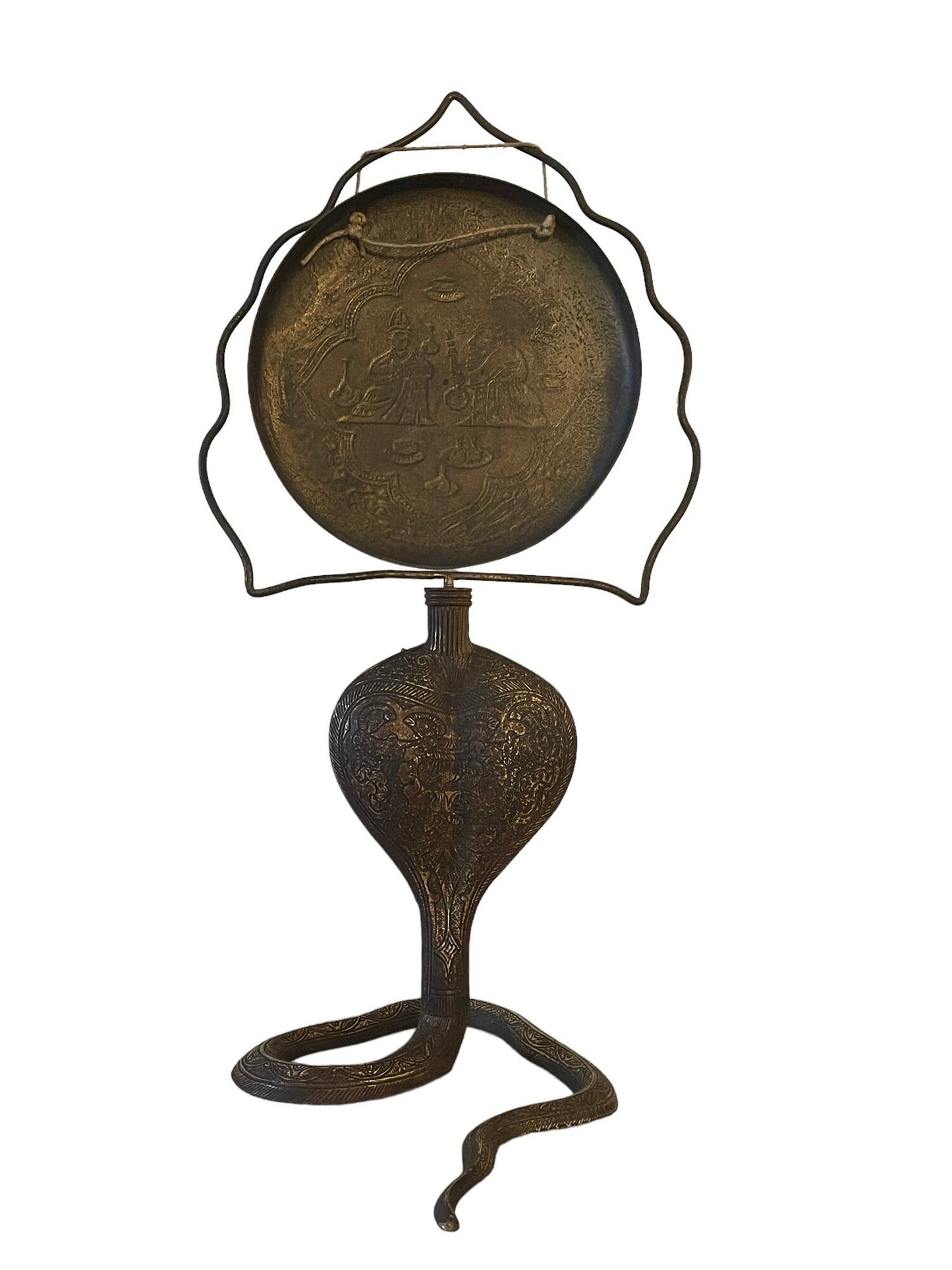 Gong orientale in bronzo, lavorazione a cobra