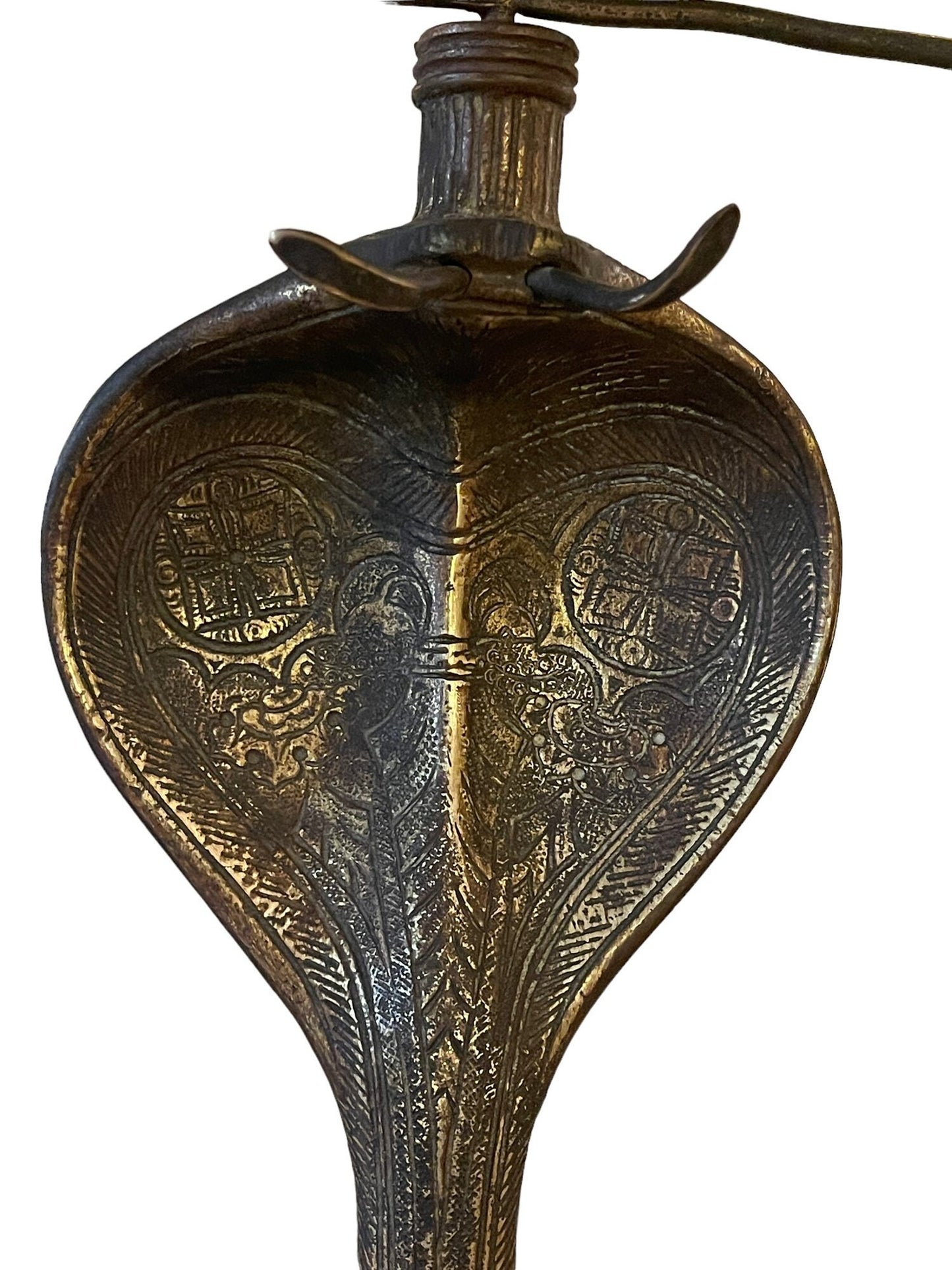 Gong orientale in bronzo, lavorazione a cobra