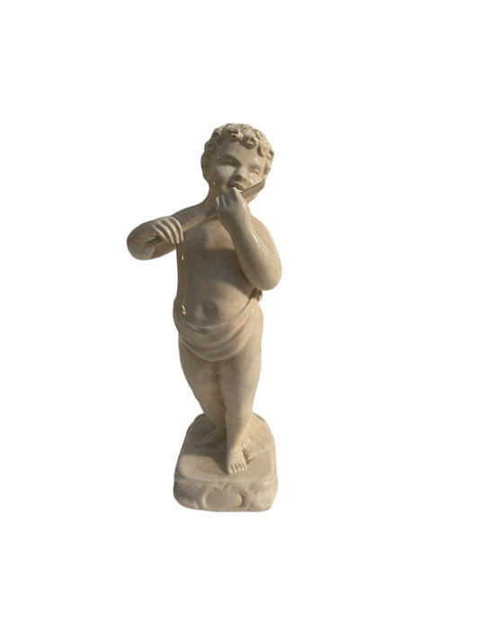 Statuina in ceramica bianca, fanciullo che suona, XX secolo