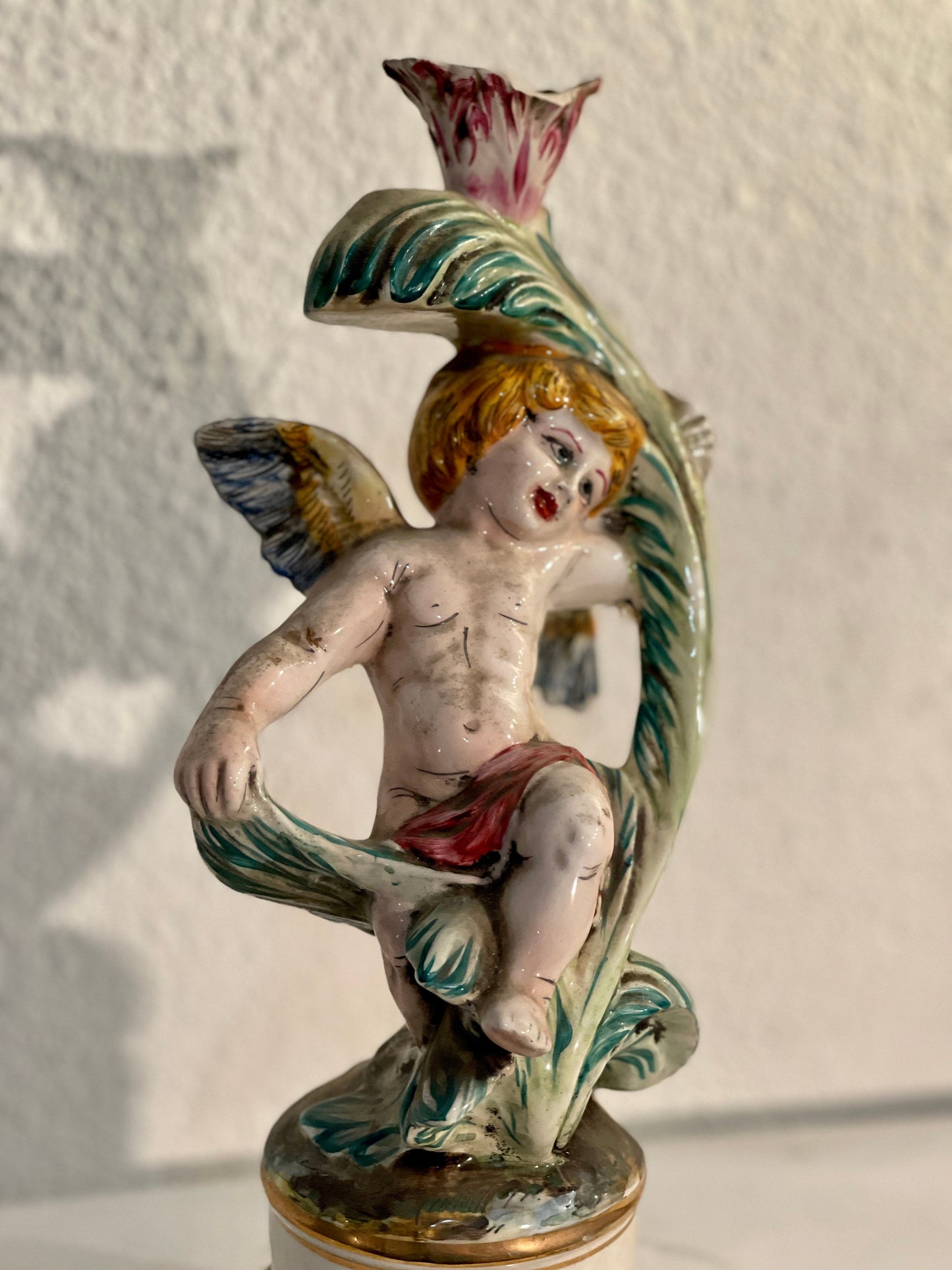 Céramique ancienne décorée, sujet putto à la fleur, H 30 cm, fin XIXe siècle, diamètre 12 cm