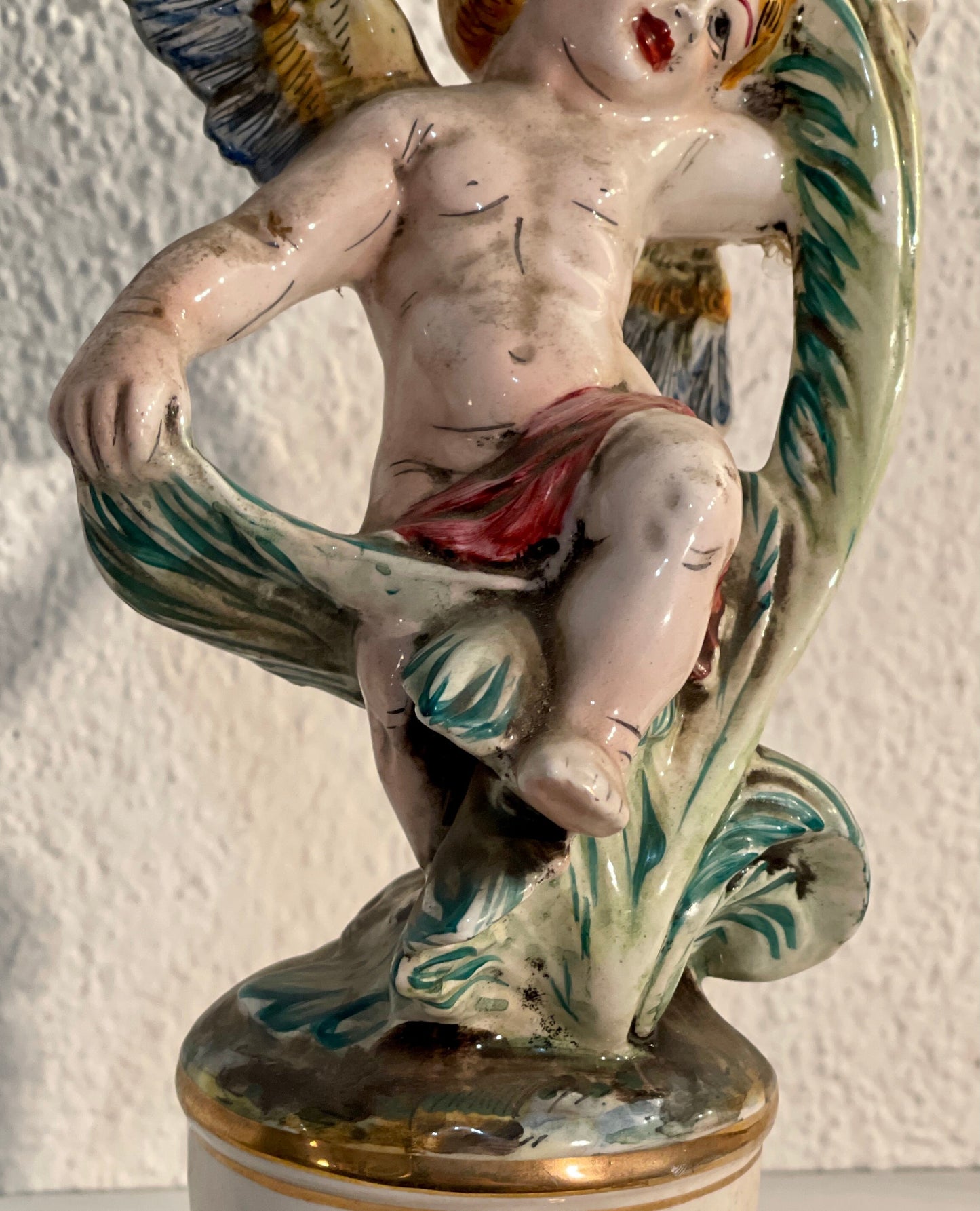 Ceramica antica decorata, soggetto putto con fiore, H 30 cm, epoca fine ‘800, diametro 12 cm