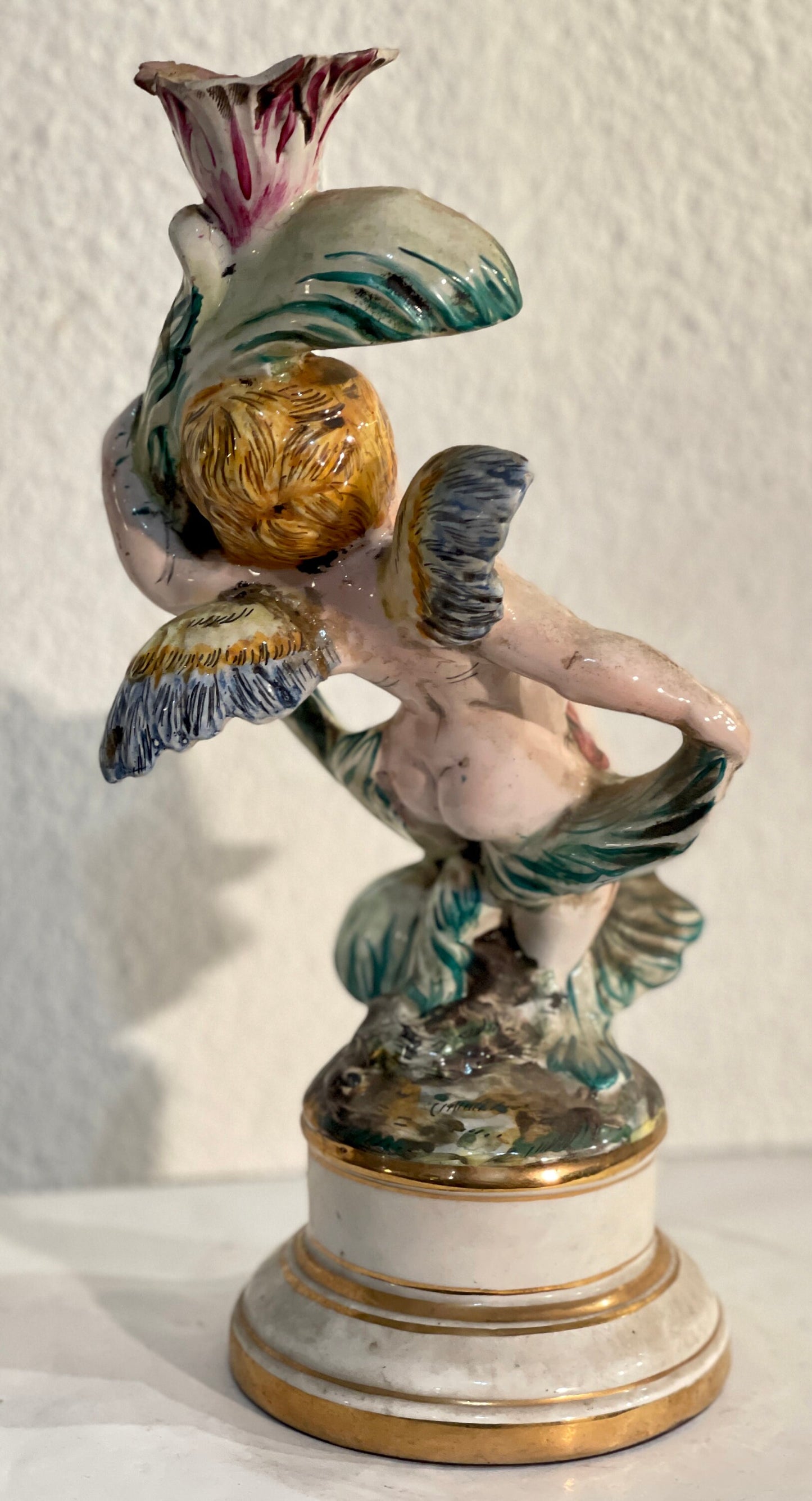 Céramique ancienne décorée, sujet putto à la fleur, H 30 cm, fin XIXe siècle, diamètre 12 cm