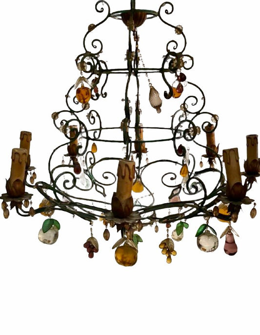 Lampadario in ferro battuto, vintage, decorato da pendenti di varia forma e misura e tema floreale realizzati in vetro di Murano